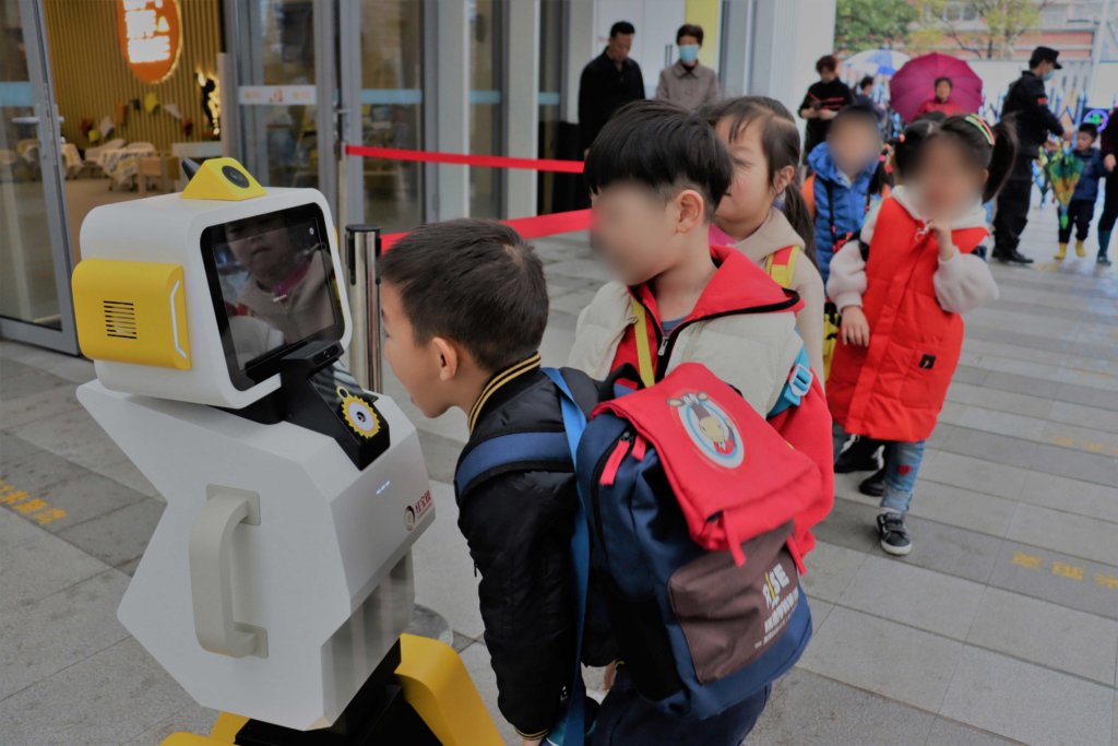 釘釘推出幼兒園晨檢機器人ai技術3秒完成20項異常體徵檢測